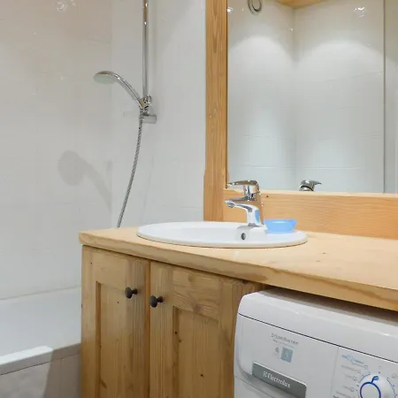 3 Pieces Avec Balcon Sud, Cheminee Et Wi-fi Gratuit, A Deux Pas Des Pistes - Fr-1-182-57 Apartment Meribel